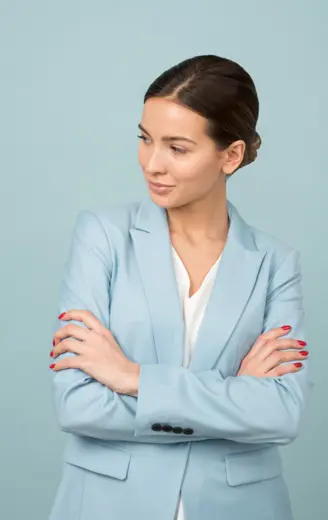 Een vrouw kijkt opzij met haar armen over elkaar