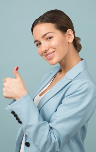 Een vrouw die haar duim opsteekt