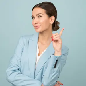 Een vrouw die omhoog wijst