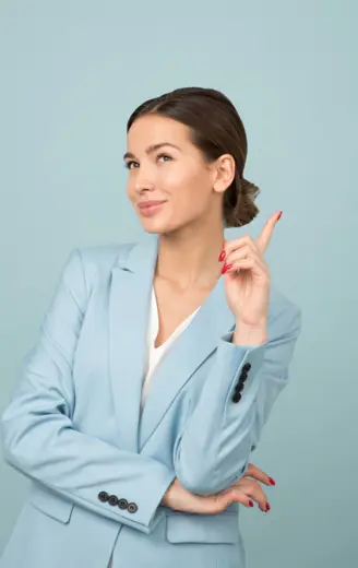 Een vrouw die omhoog wijst